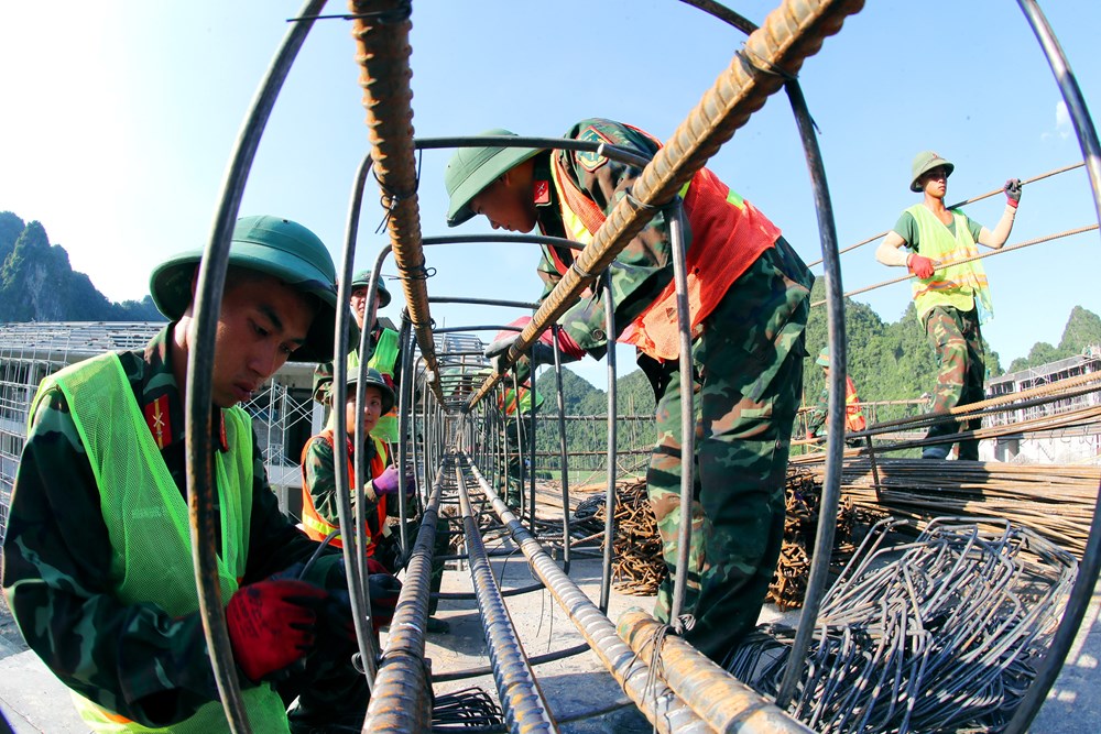 Bộ đội Sư đoàn 3 - Sao Vàng góp sức dựng trường nơi biên giới - ảnh 1