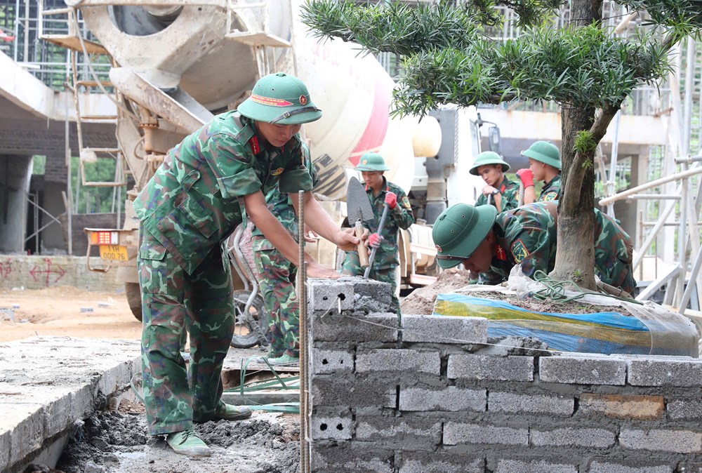 Bộ đội Sư đoàn 3 - Sao Vàng góp sức dựng trường nơi biên giới - ảnh 19