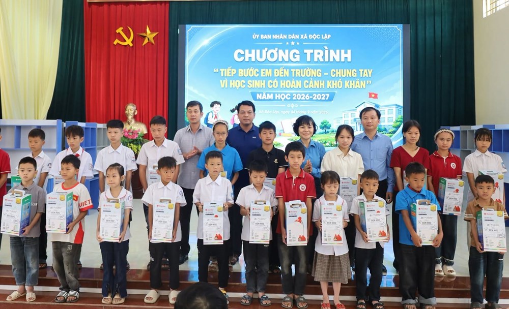 Tiếp sức học sinh khó khăn xã vùng cao Độc Lập bước vào năm học mới - ảnh 3