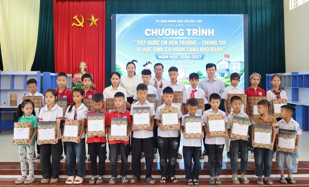 Tiếp sức học sinh khó khăn xã vùng cao Độc Lập bước vào năm học mới - ảnh 2