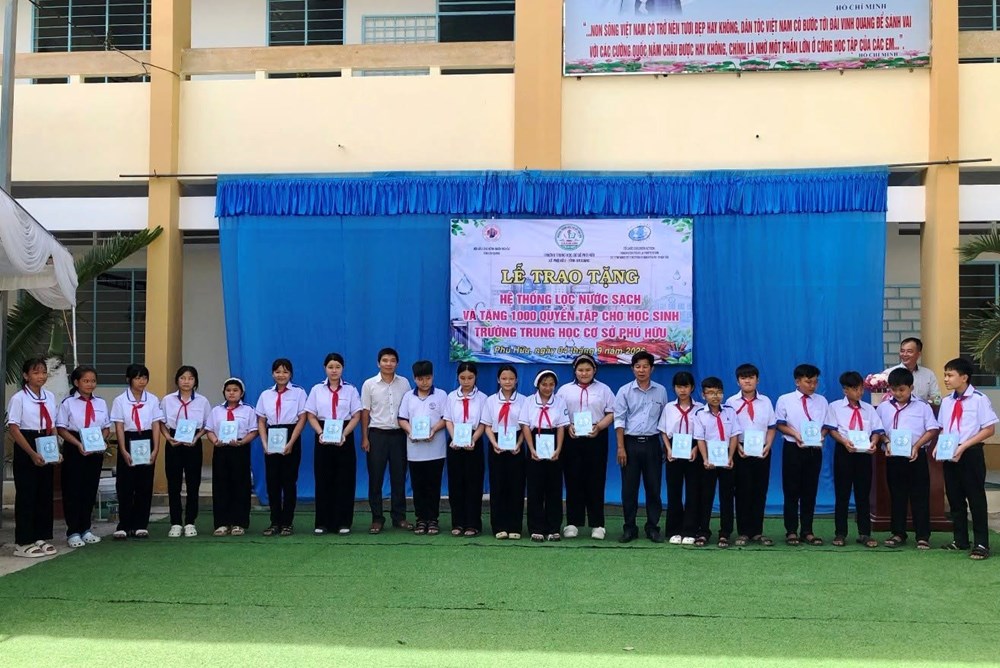 Trao hệ thống lọc nước sạch và 1.000 quyển tập cho học sinh xã biên giới Phú Hữu - ảnh 1
