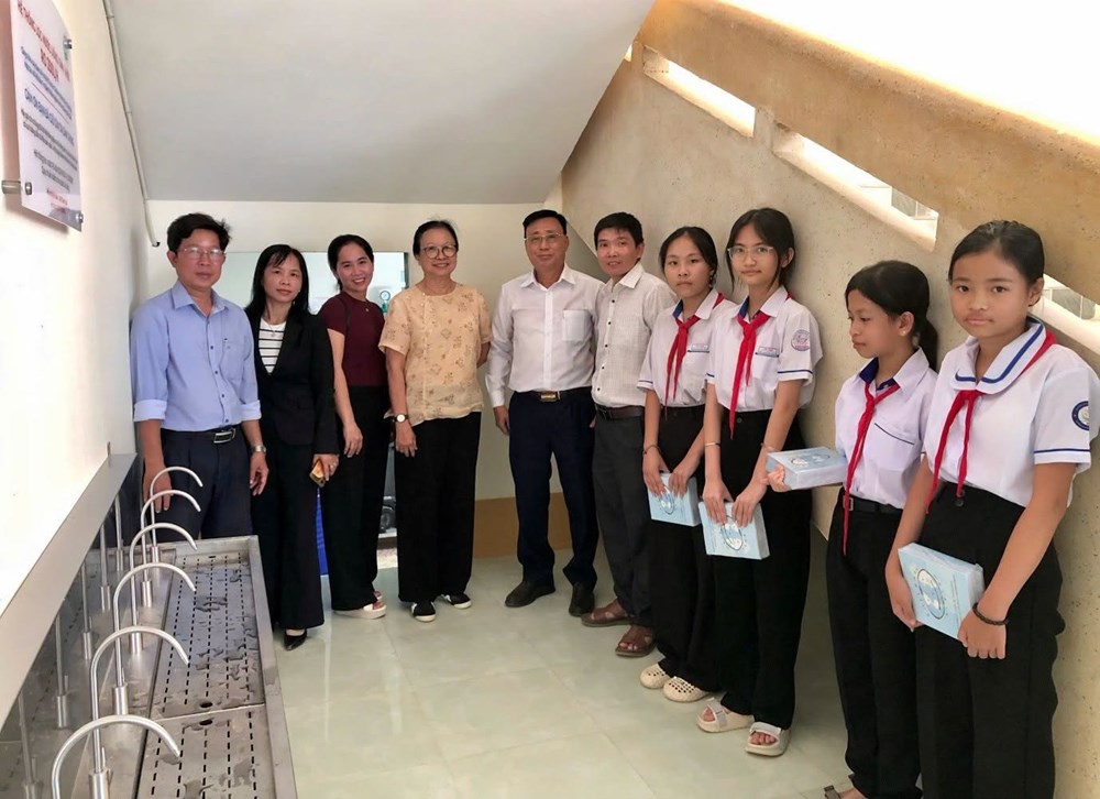 Trao hệ thống lọc nước sạch và 1.000 quyển tập cho học sinh xã biên giới Phú Hữu - ảnh 2