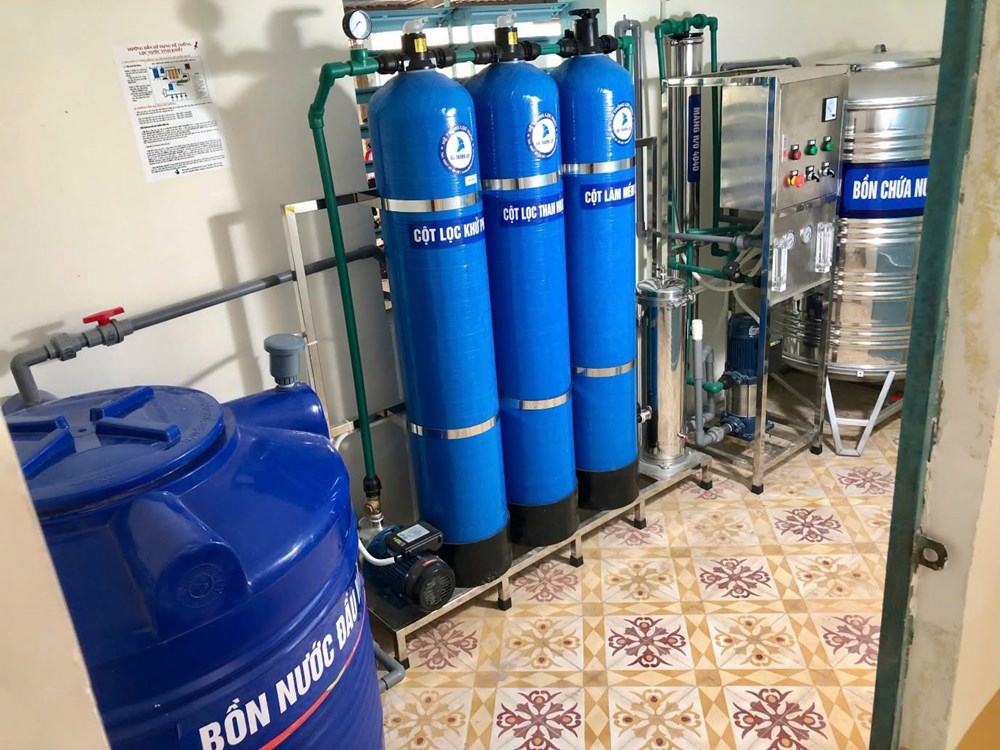 Trao hệ thống lọc nước sạch và 1.000 quyển tập cho học sinh xã biên giới Phú Hữu - ảnh 3