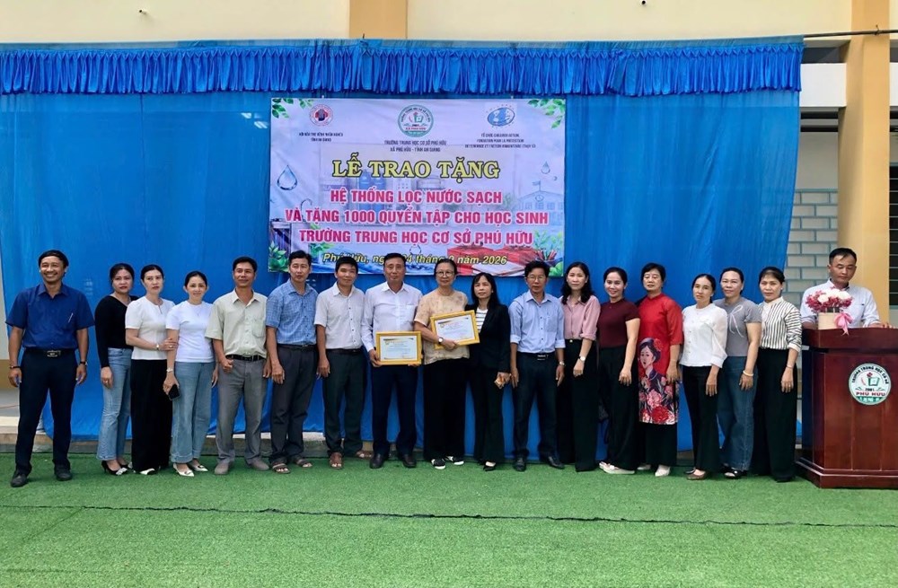 Trao hệ thống lọc nước sạch và 1.000 quyển tập cho học sinh xã biên giới Phú Hữu - ảnh 4