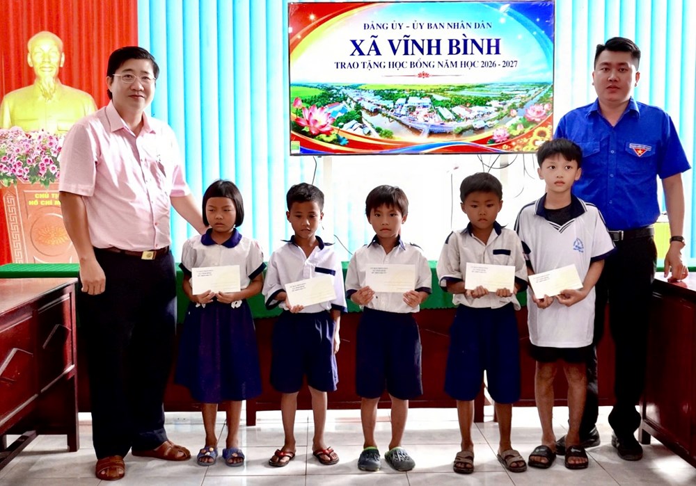 Vĩnh Bình trao học bổng tiếp sức học sinh đầu năm học mới - ảnh 1