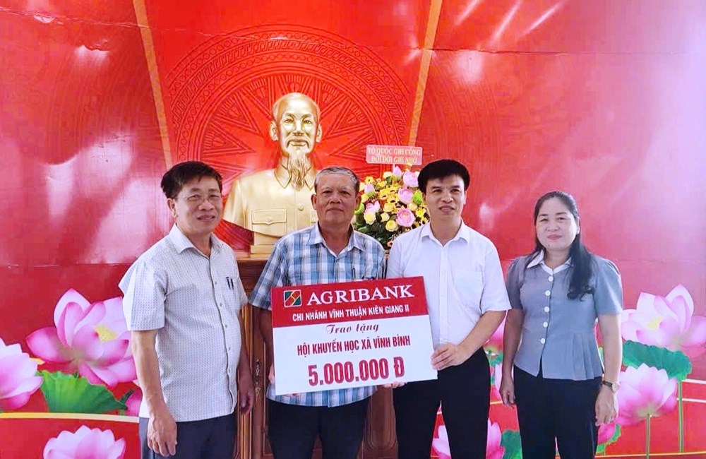 Vĩnh Bình trao học bổng tiếp sức học sinh đầu năm học mới - ảnh 2