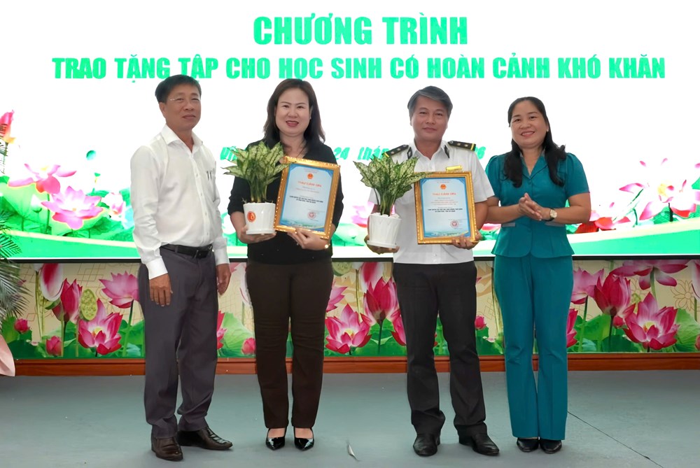 Vĩnh Bình trao học bổng tiếp sức học sinh đầu năm học mới - ảnh 3