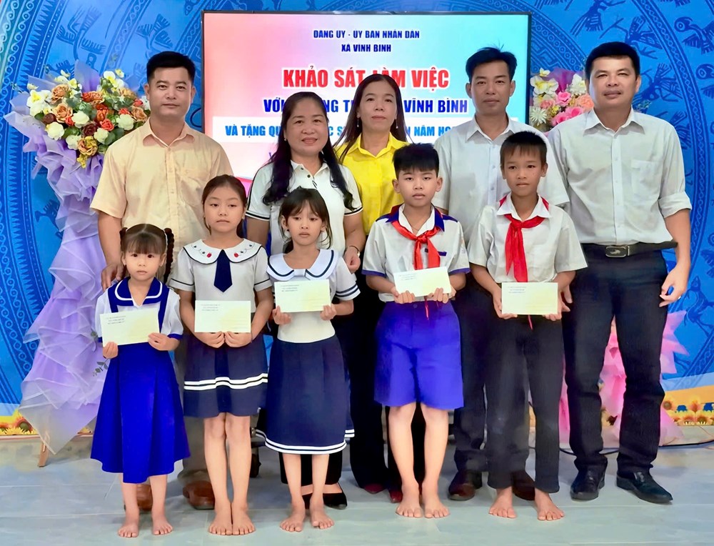 Vĩnh Bình trao học bổng tiếp sức học sinh đầu năm học mới - ảnh 4