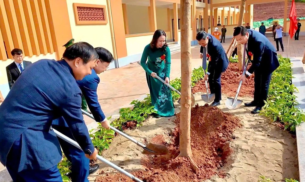 Phó Chủ tịch nước Võ Thị Ánh Xuân dự khai giảng, khánh thành trường nội trú vùng biên Sơn La - ảnh 10