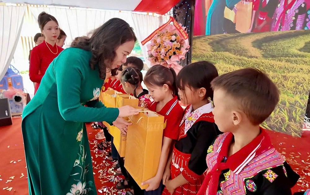 Phó Chủ tịch nước Võ Thị Ánh Xuân dự khai giảng, khánh thành trường nội trú vùng biên Sơn La - ảnh 9