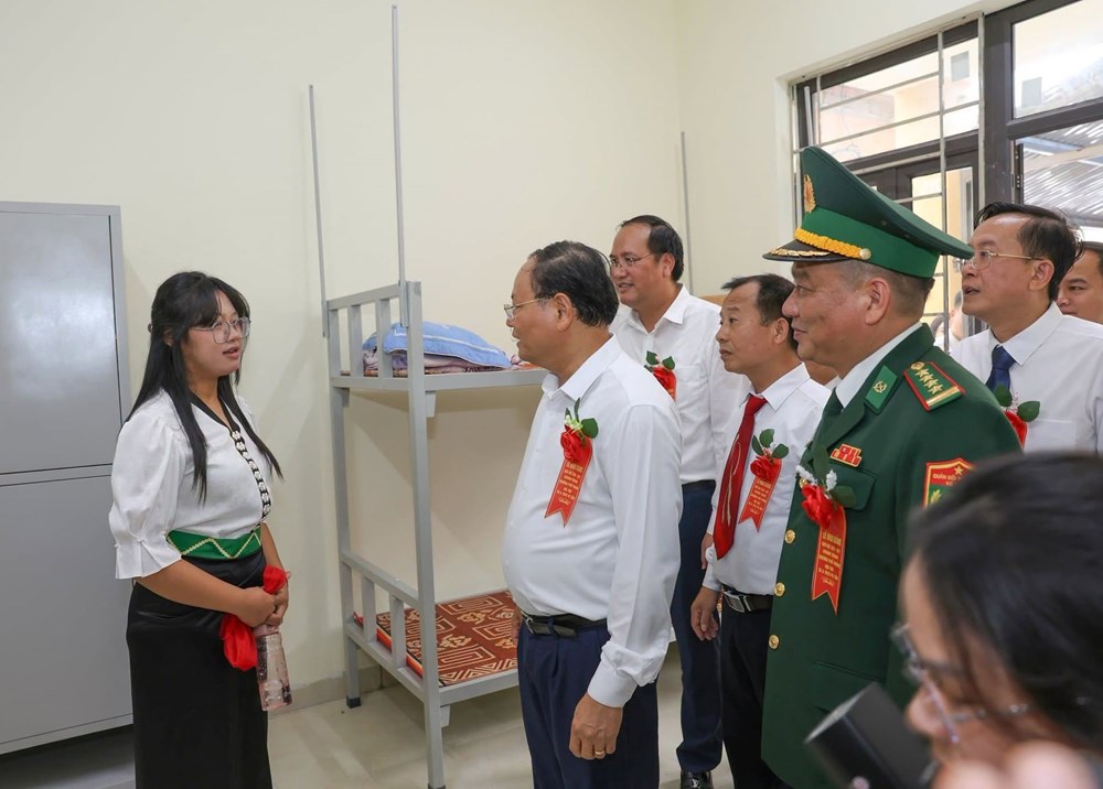 Niềm vui của hơn 1.000 học sinh vùng biên Pa Tần trong ngôi trường mới - ảnh 11