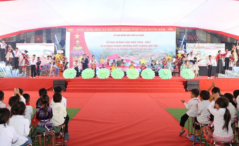 Niềm vui của hơn 1.000 học sinh vùng biên Pa Tần trong ngôi trường mới - ảnh 1