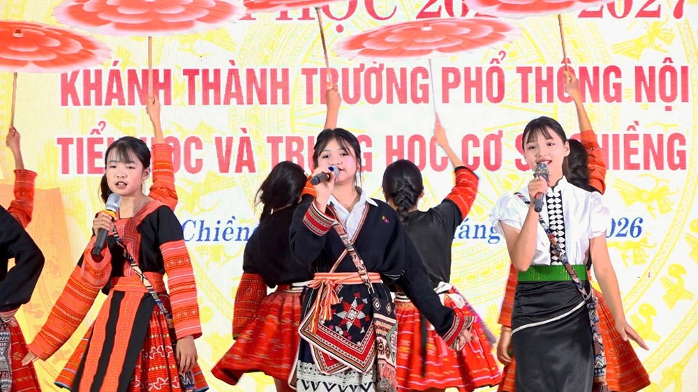 Phó Chủ tịch nước Võ Thị Ánh Xuân dự khai giảng, khánh thành trường nội trú vùng biên Sơn La - ảnh 3