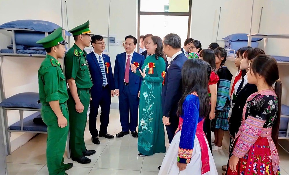 Phó Chủ tịch nước Võ Thị Ánh Xuân dự khai giảng, khánh thành trường nội trú vùng biên Sơn La - ảnh 6