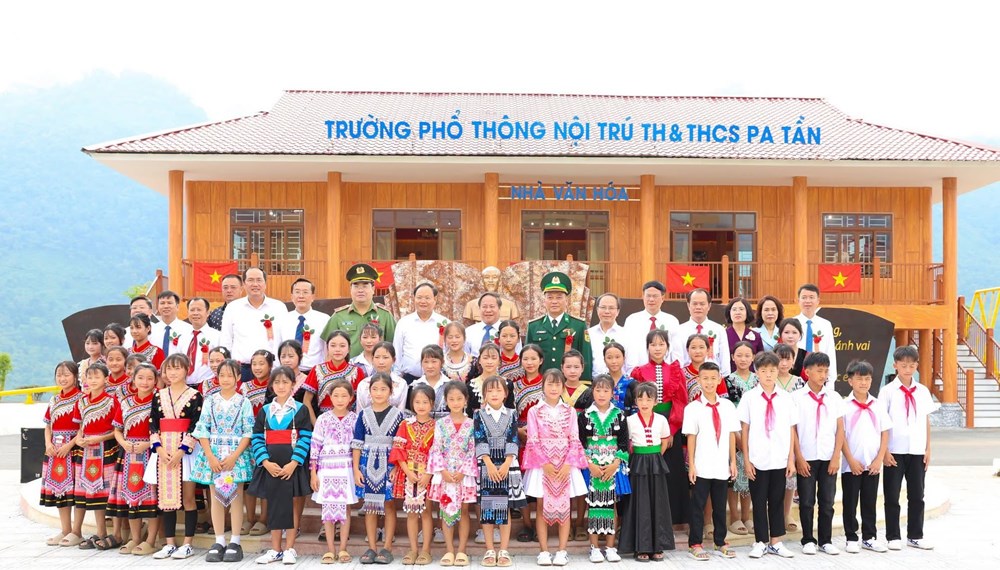 Niềm vui của hơn 1.000 học sinh vùng biên Pa Tần trong ngôi trường mới - ảnh 5