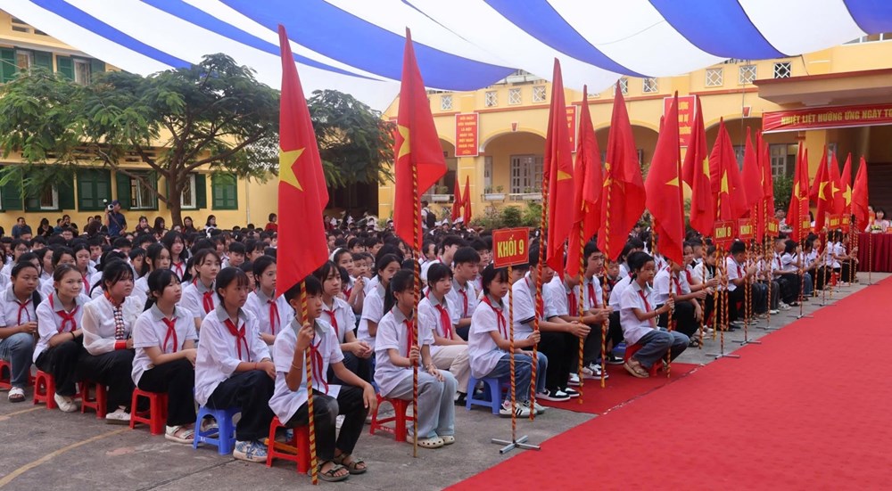Gần 1.200 học sinh vùng cao Mù Cang Chải vui ngày khai trường - ảnh 2