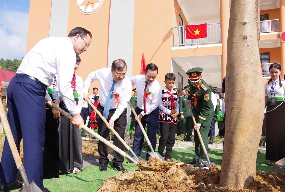 Phó Thủ tướng Thường trực Phạm Gia Túc dự khai giảng, khánh thành trường nội trú Thanh Nưa - ảnh 11