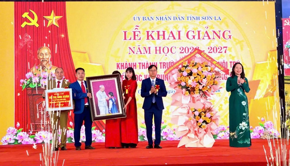 Phó Chủ tịch nước Võ Thị Ánh Xuân dự khai giảng, khánh thành trường nội trú vùng biên Sơn La - ảnh 4