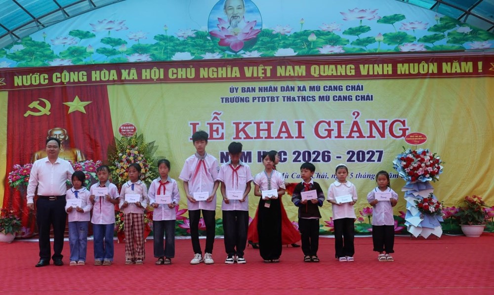 Gần 1.200 học sinh vùng cao Mù Cang Chải vui ngày khai trường - ảnh 5