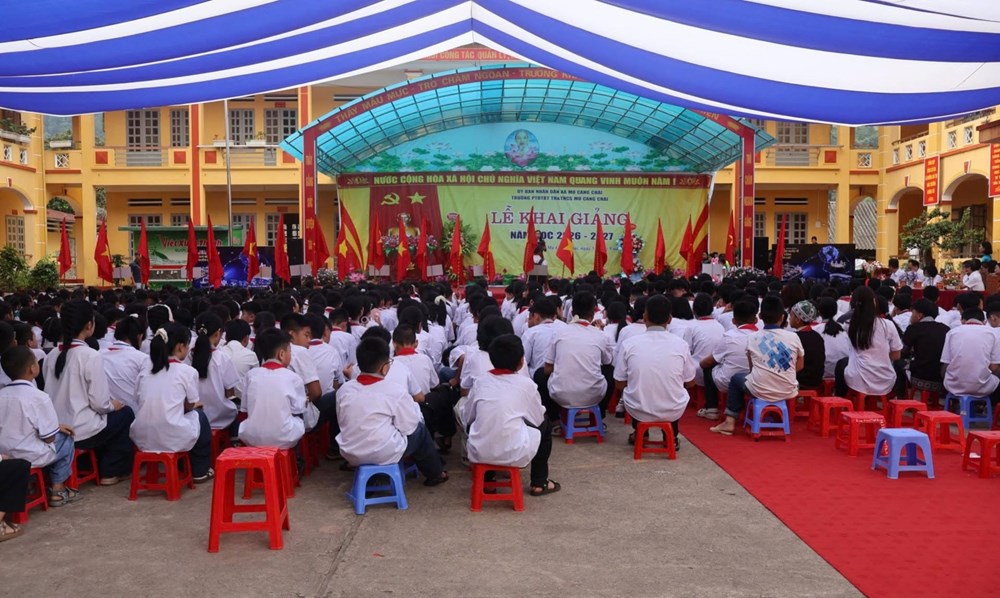 Gần 1.200 học sinh vùng cao Mù Cang Chải vui ngày khai trường - ảnh 3