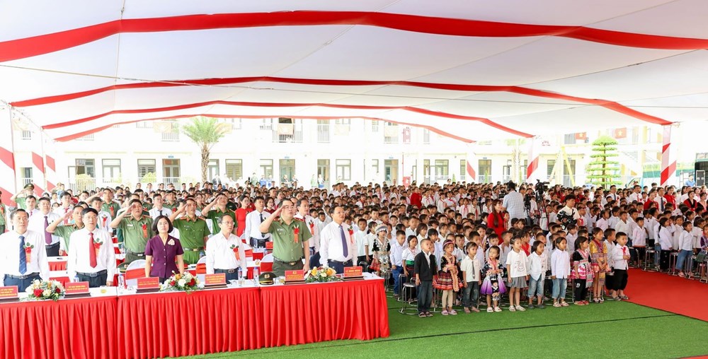 Niềm vui của hơn 1.000 học sinh vùng biên Pa Tần trong ngôi trường mới - ảnh 2