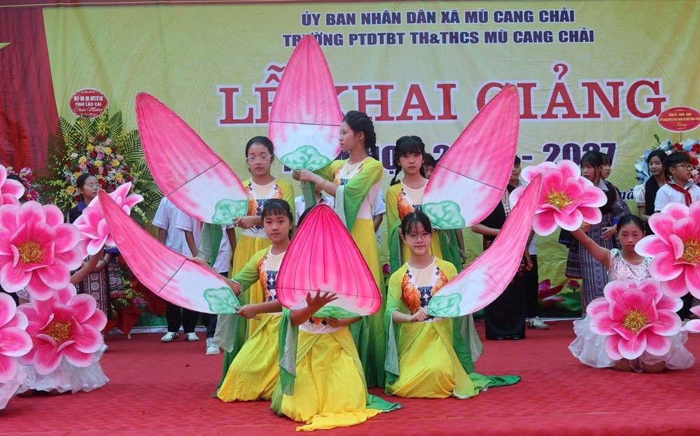 Gần 1.200 học sinh vùng cao Mù Cang Chải vui ngày khai trường - ảnh 1