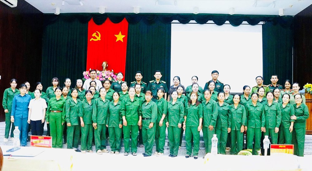 Phụ nữ phường Tịnh Biên tham gia tự quản đường biên, cột mốc - ảnh 1