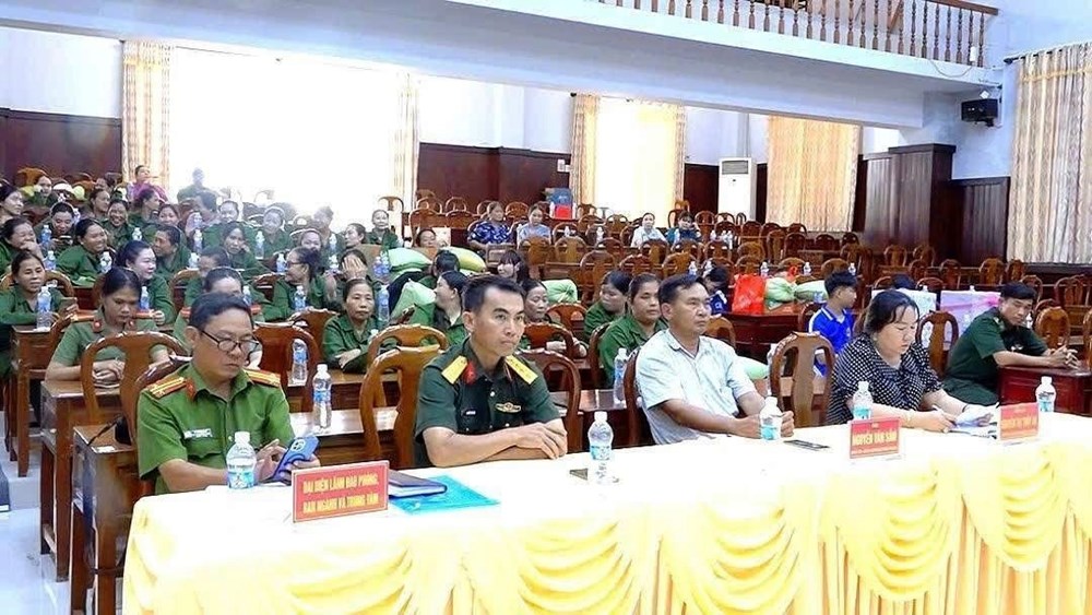 Phụ nữ phường Tịnh Biên tham gia tự quản đường biên, cột mốc - ảnh 2