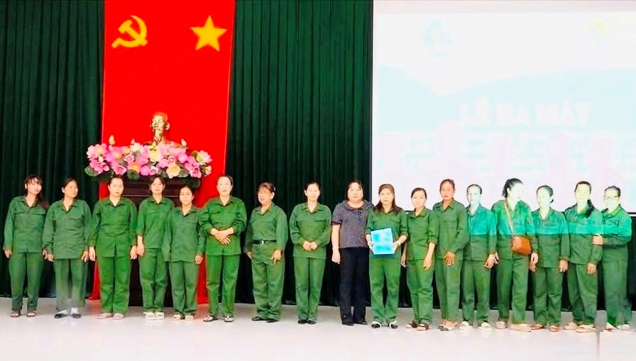 Phụ nữ phường Tịnh Biên tham gia tự quản đường biên, cột mốc - ảnh 3