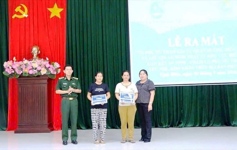 Phụ nữ phường Tịnh Biên tham gia tự quản đường biên, cột mốc - ảnh 4