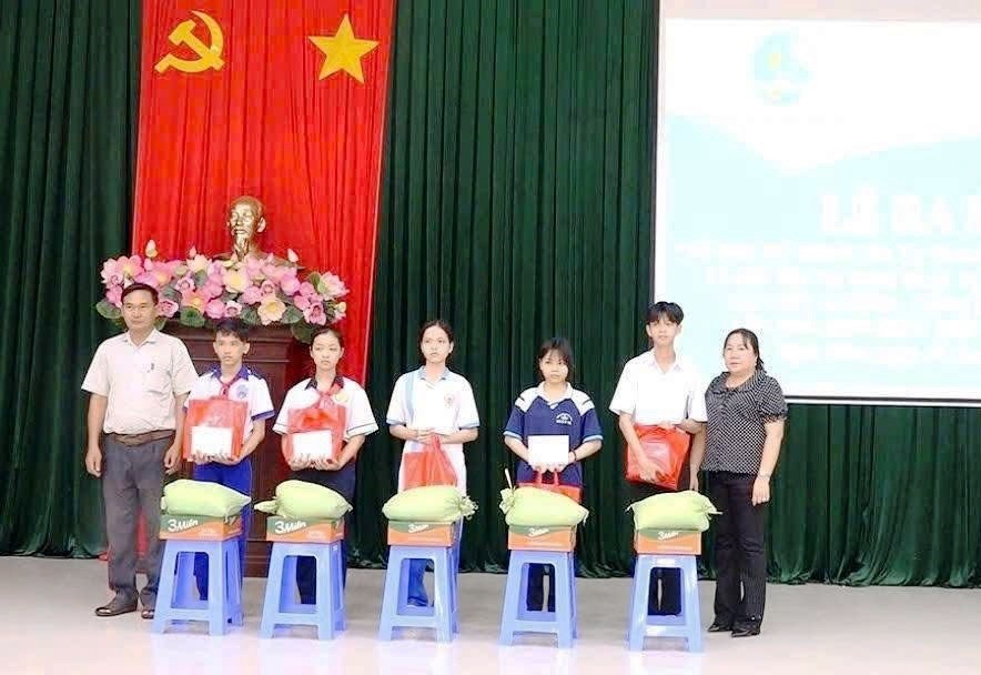 Phụ nữ phường Tịnh Biên tham gia tự quản đường biên, cột mốc - ảnh 5