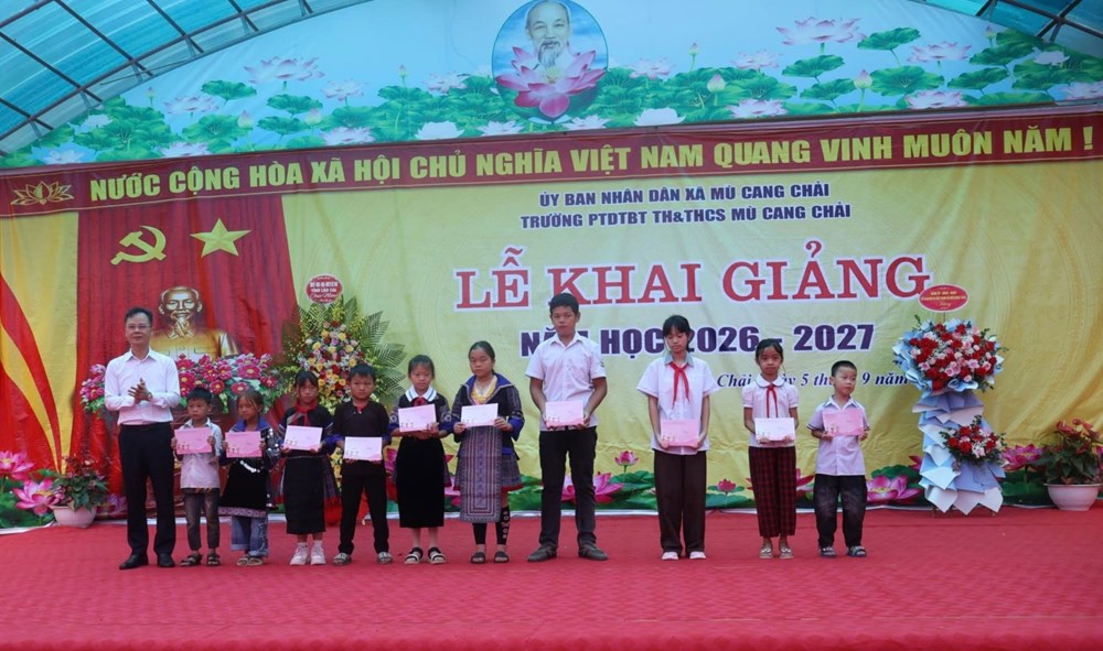 Gần 1.200 học sinh vùng cao Mù Cang Chải vui ngày khai trường - ảnh 4