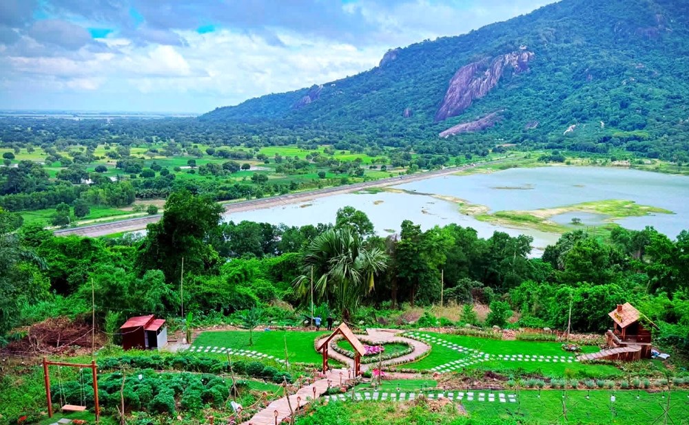 Buộc tháo dỡ quán cà phê xây trái phép trên đất rừng phòng hộ ở An Giang - ảnh 1