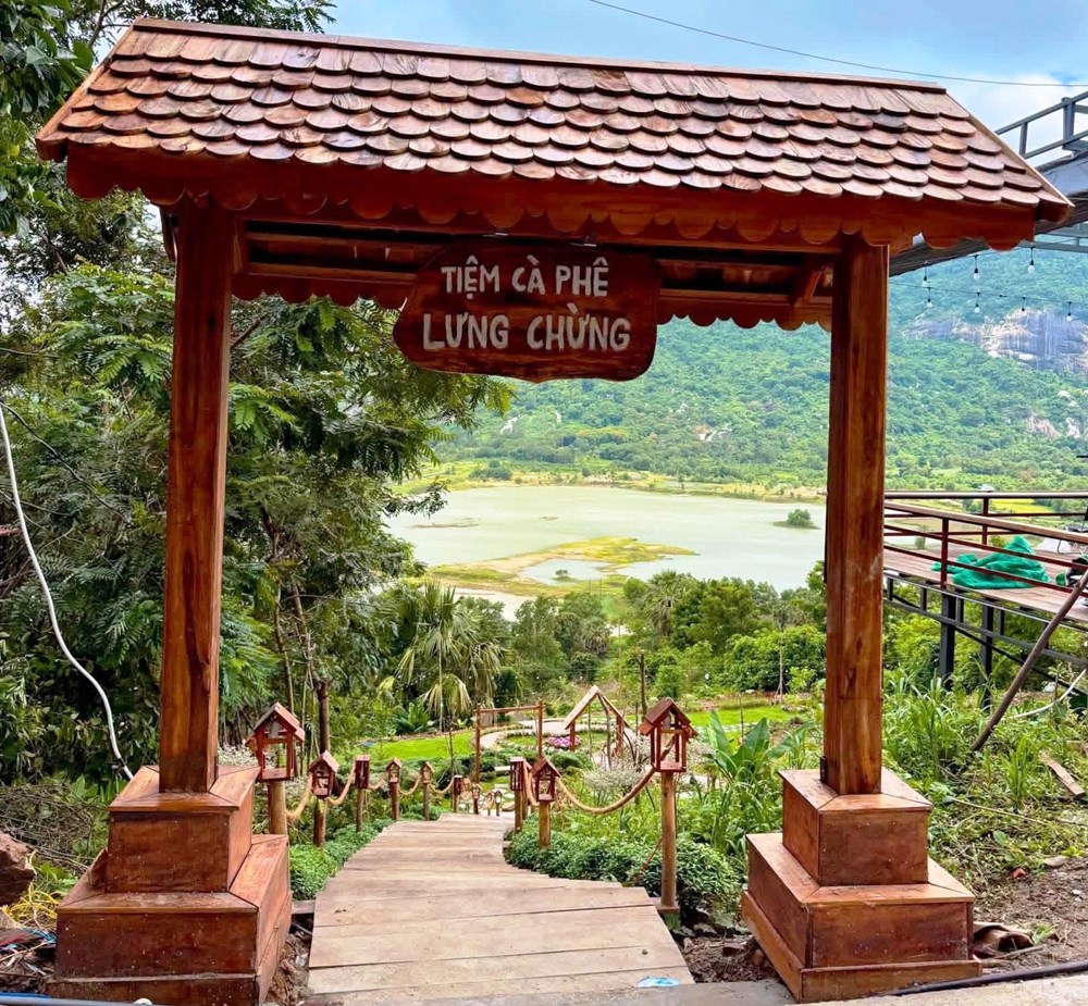 Buộc tháo dỡ quán cà phê xây trái phép trên đất rừng phòng hộ ở An Giang - ảnh 4
