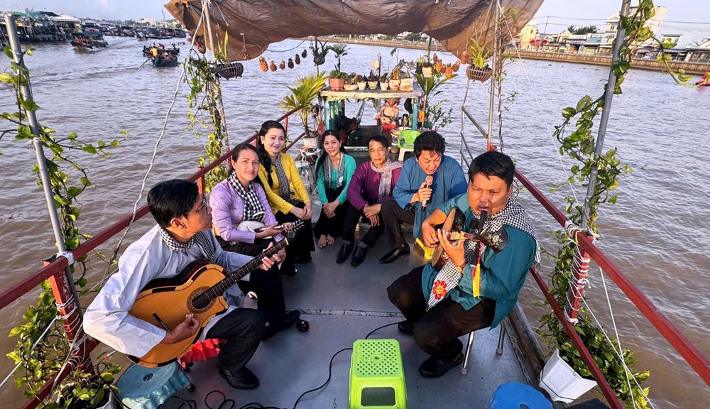 Đờn ca tài tử ngân vang giữa chợ nổi Cái Răng - ảnh 1
