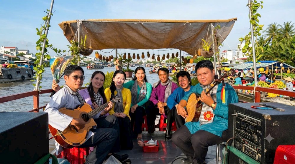 Đờn ca tài tử ngân vang giữa chợ nổi Cái Răng - ảnh 3