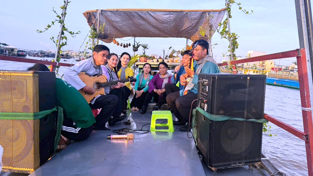 Đờn ca tài tử ngân vang giữa chợ nổi Cái Răng - ảnh 4