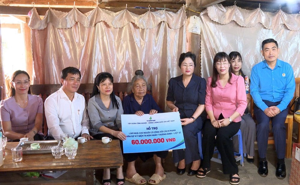 Đoàn ĐBQH tỉnh Điện Biên tri ân người có công, thân nhân liệt sĩ - ảnh 3