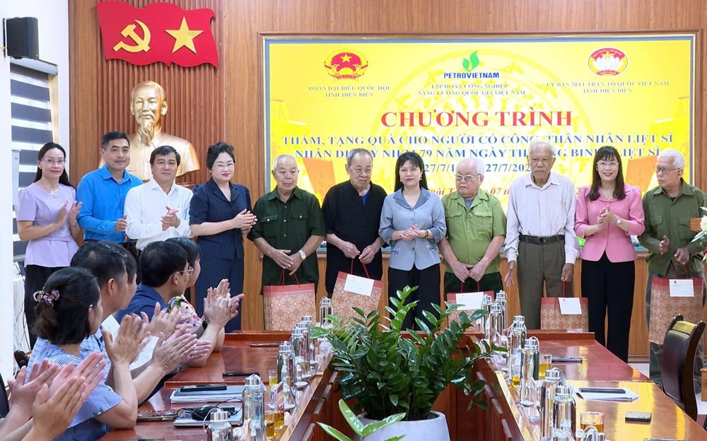 Đoàn ĐBQH tỉnh Điện Biên tri ân người có công, thân nhân liệt sĩ - ảnh 2