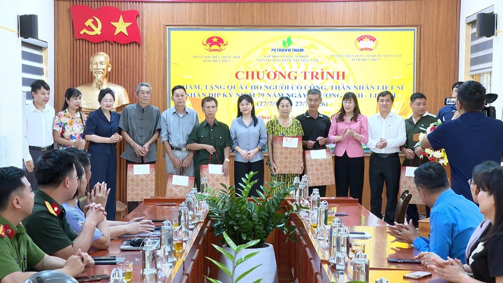 Đoàn ĐBQH tỉnh Điện Biên tri ân người có công, thân nhân liệt sĩ - ảnh 1