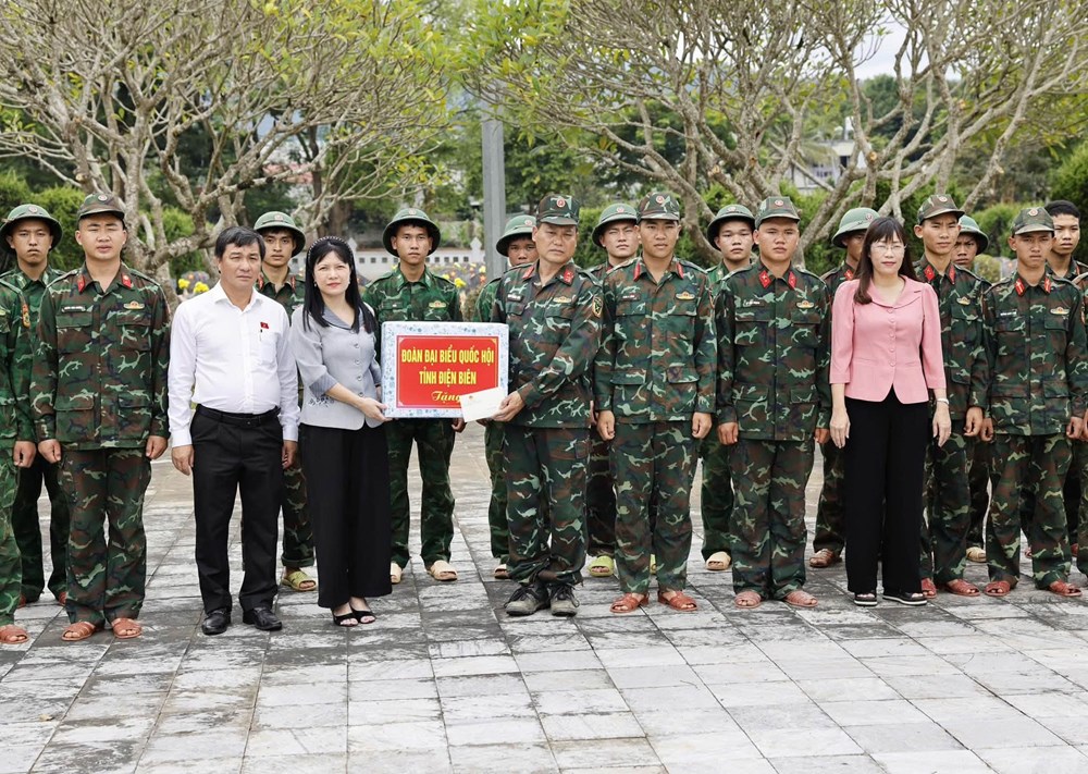 Đoàn ĐBQH tỉnh Điện Biên tri ân người có công, thân nhân liệt sĩ - ảnh 4