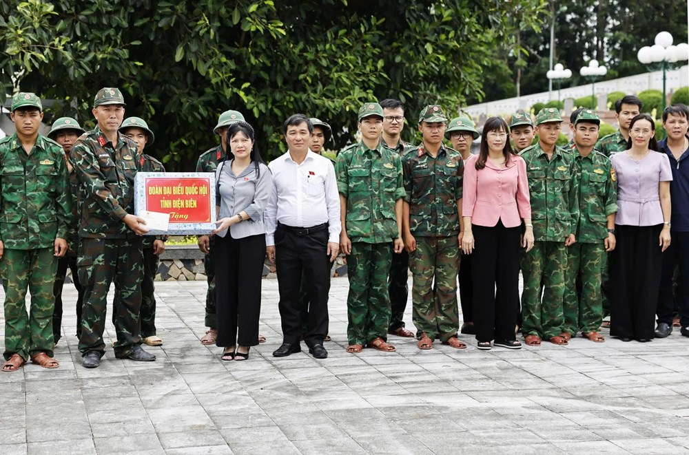 Đoàn ĐBQH tỉnh Điện Biên tri ân người có công, thân nhân liệt sĩ - ảnh 5