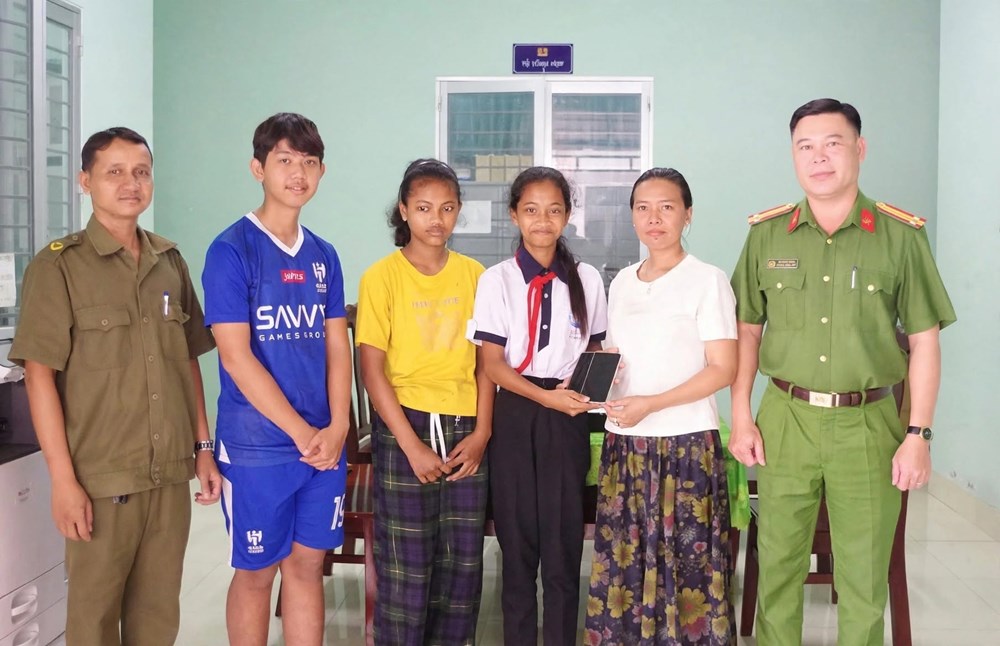 Nhặt được hai điện thoại trị giá hơn 50 triệu đồng, ba học sinh tìm người trả lại - ảnh 1