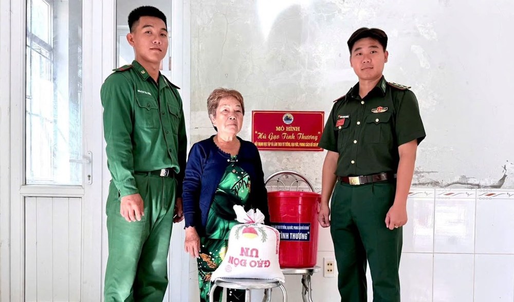 Đồn Biên phòng cửa khẩu Vĩnh Hội Đông duy trì mô hình “Hũ gạo tình thương” - ảnh 1