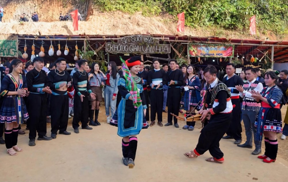 Sắc màu văn hóa Mông Lai Châu hội tụ tại Điện Biên - ảnh 1