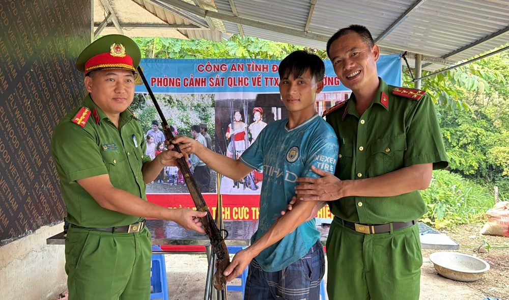 Điện Biên: Người dân Mường Tùng tự giác giao nộp 27 khẩu súng - ảnh 3