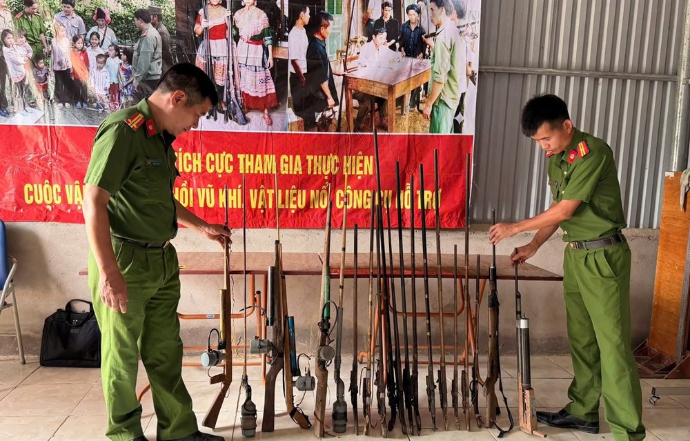 Điện Biên: Người dân Mường Tùng tự giác giao nộp 27 khẩu súng - ảnh 4