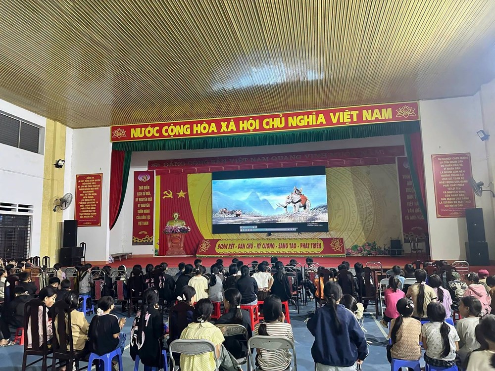 Chiếu phim lưu động phục vụ đồng bào vùng cao Lào Cai - ảnh 2