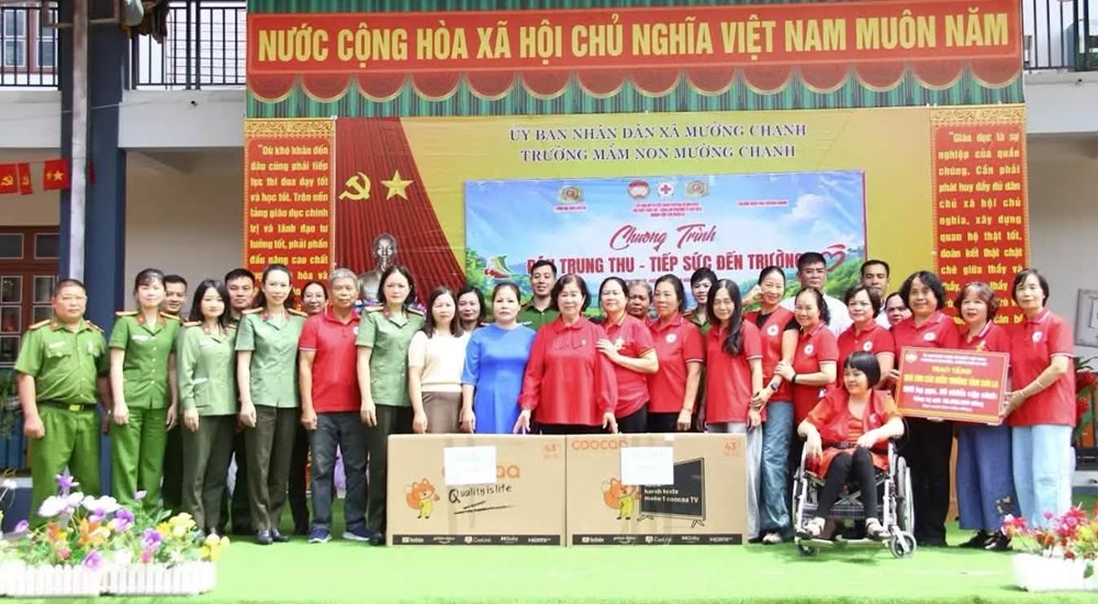 Ấm áp những phần quà nghĩa tình đến với người dân Sơn La - ảnh 2