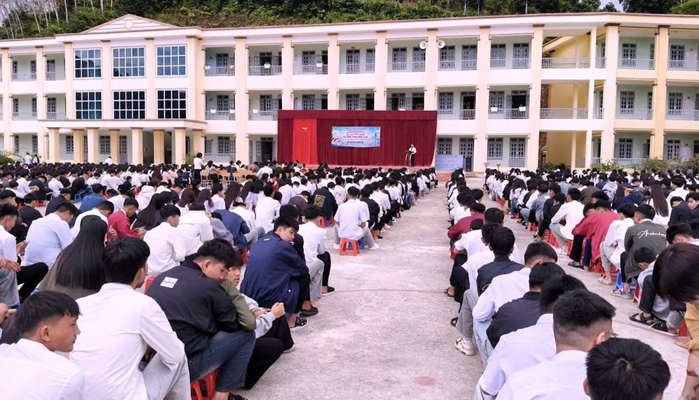  Hơn 1.200 học sinh được tuyên truyền về an toàn giao thông và an ninh mạng - ảnh 1